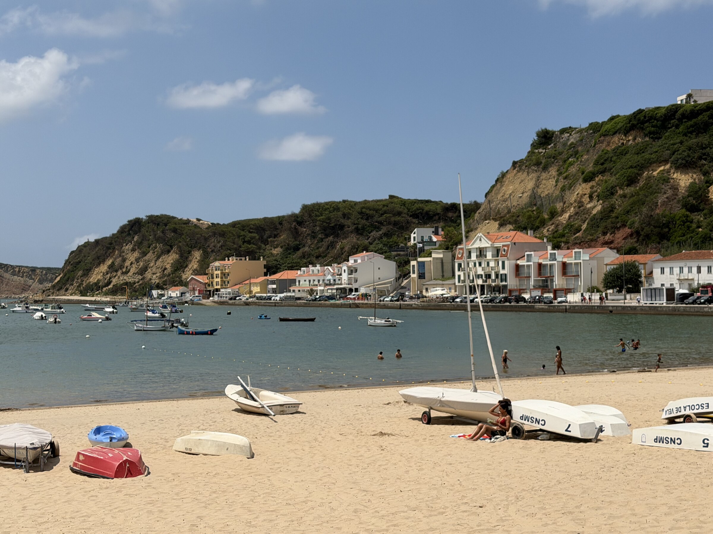 Blick über die Bucht von São Martinho do Porto mit Booten