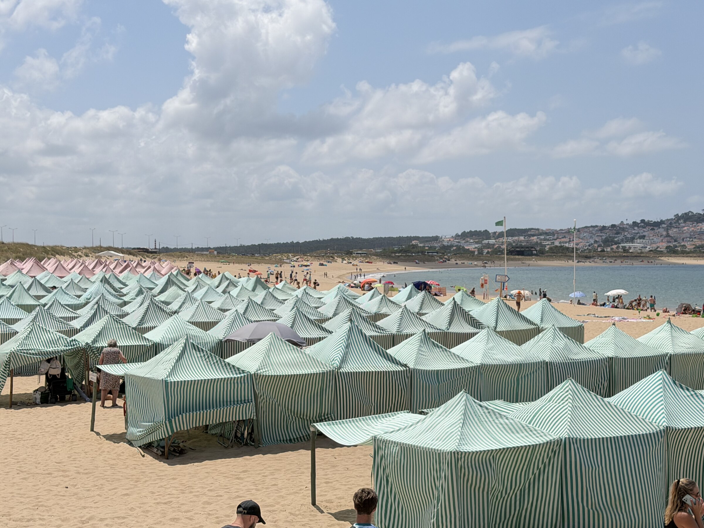 Gestreifte Strandzelte am Strand von São Martinho do Porto