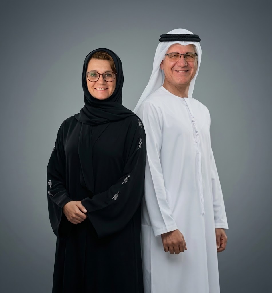 Kerstin in schwarzer Abaya und Peter in weisser Kandura